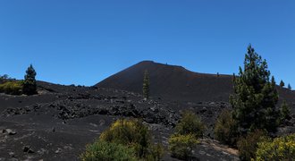 black soil chinyero volcano trail