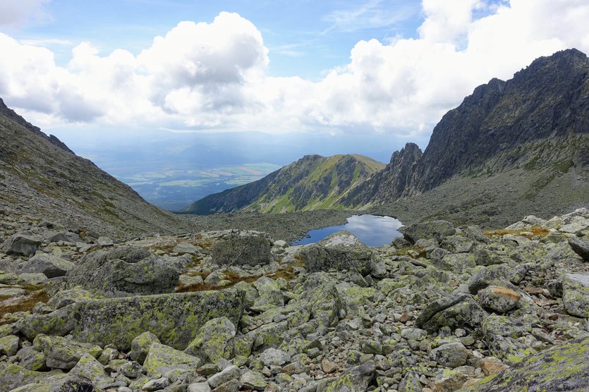 Furkotská_valley_High_Tatra_mountains_in_Slovakia_yellow_trail