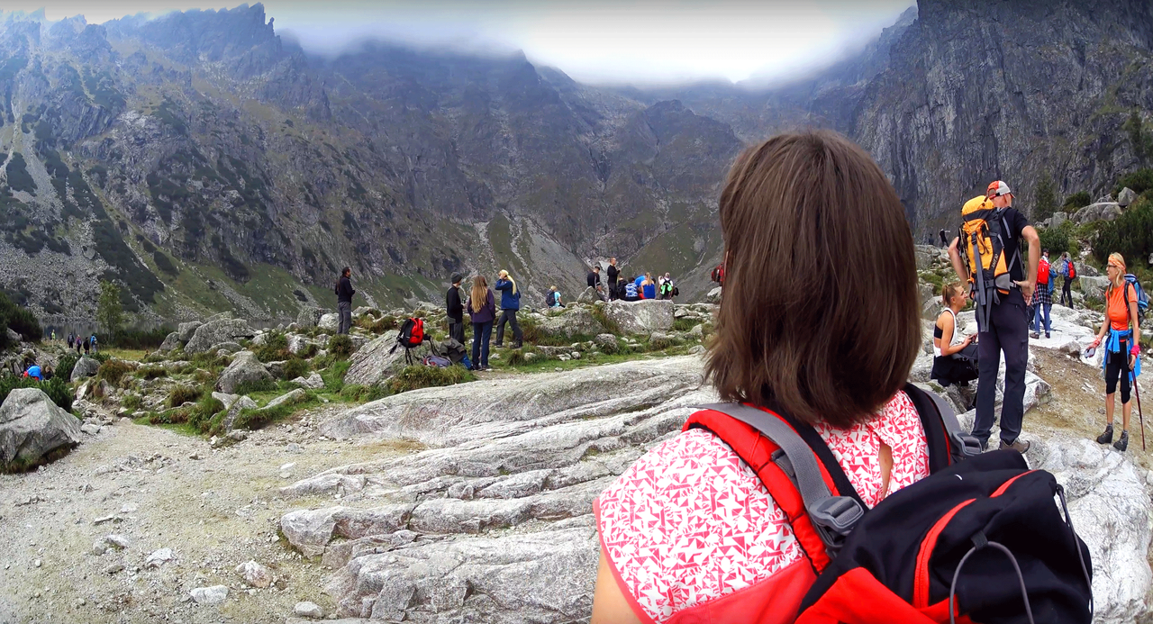 Looking-at-the-mountains-near-Czarny-Staw.png