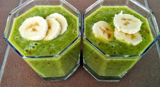 Dairy-free fruit and veegie smoothie with flaxseeds