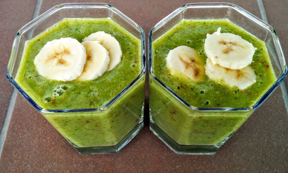 Dairy-free fruit and veegie smoothie with flaxseeds