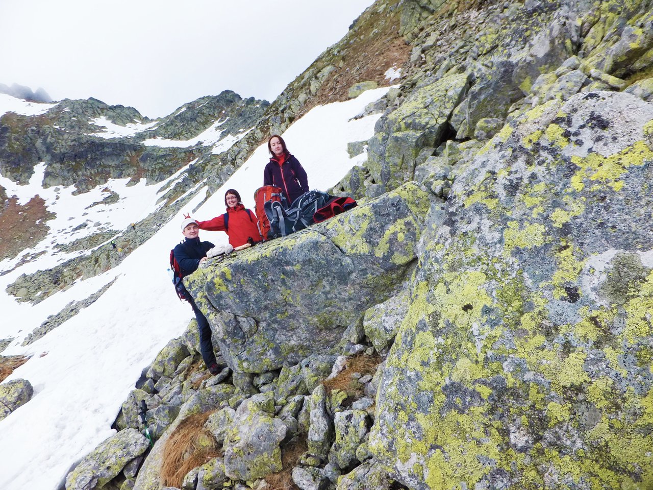 group takes break in the valley of five pounds.JPG