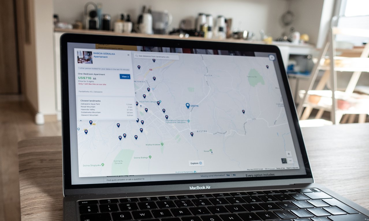 map search on booking com