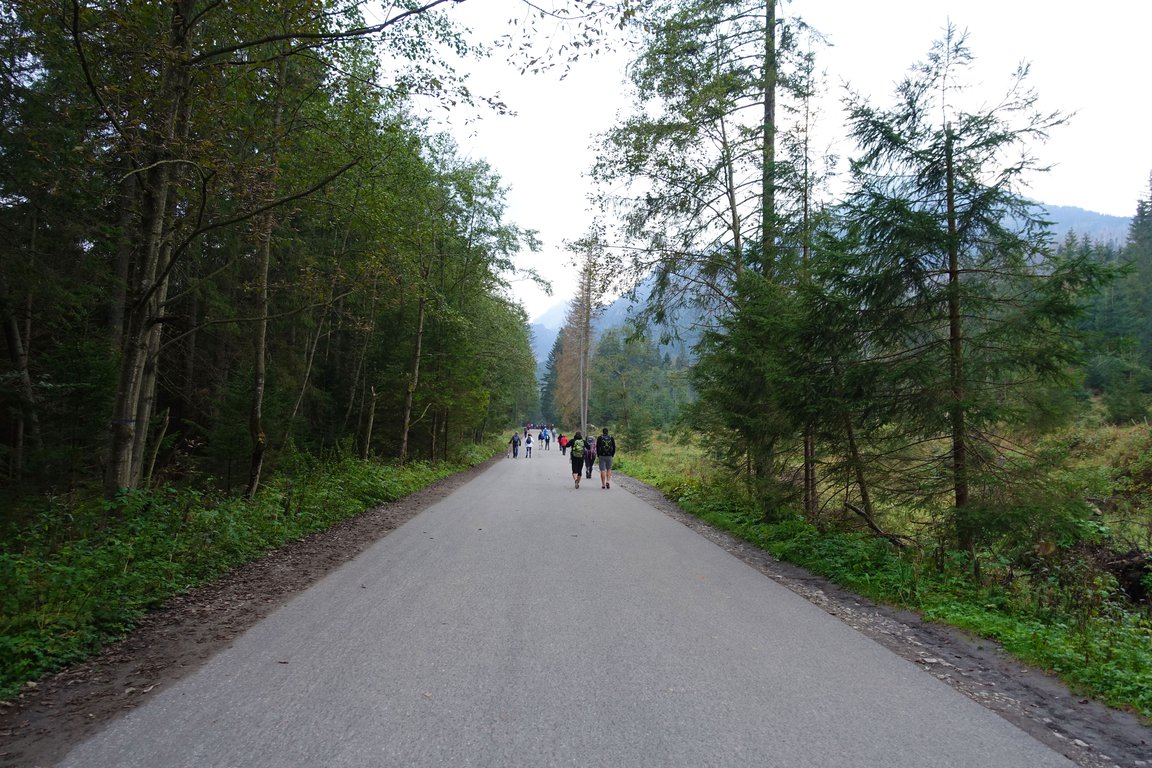 tarmac leading to morskie oko