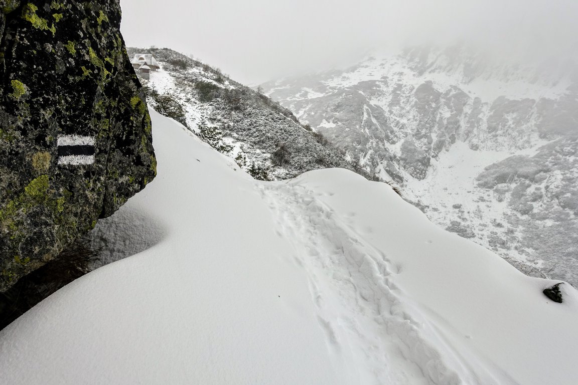 valley of the five lakes trail