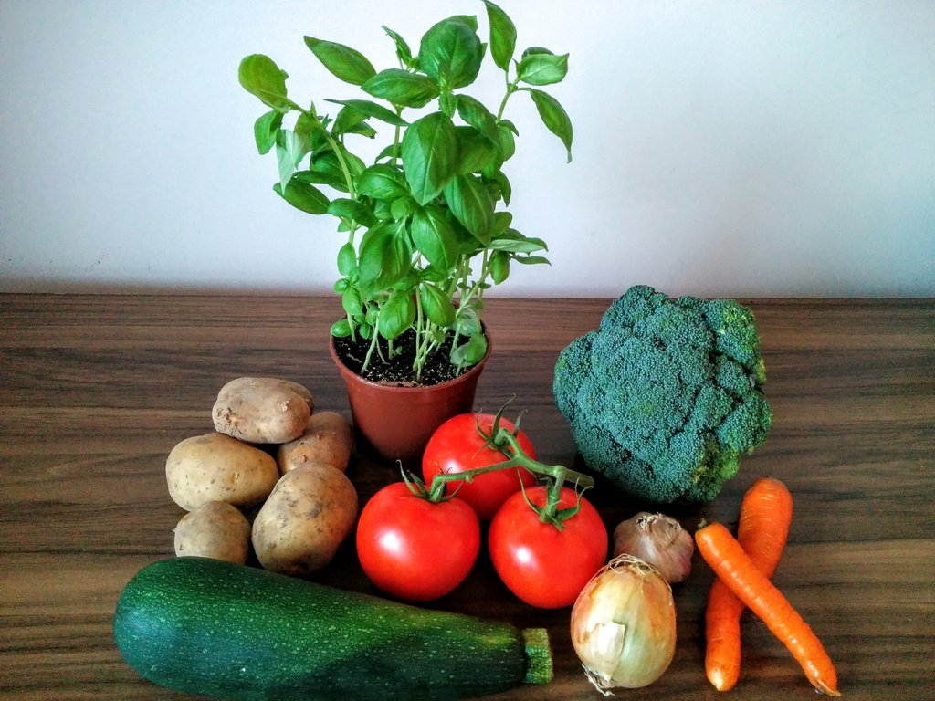 Ingredients for quick and easy vegetable soup which everyone will love